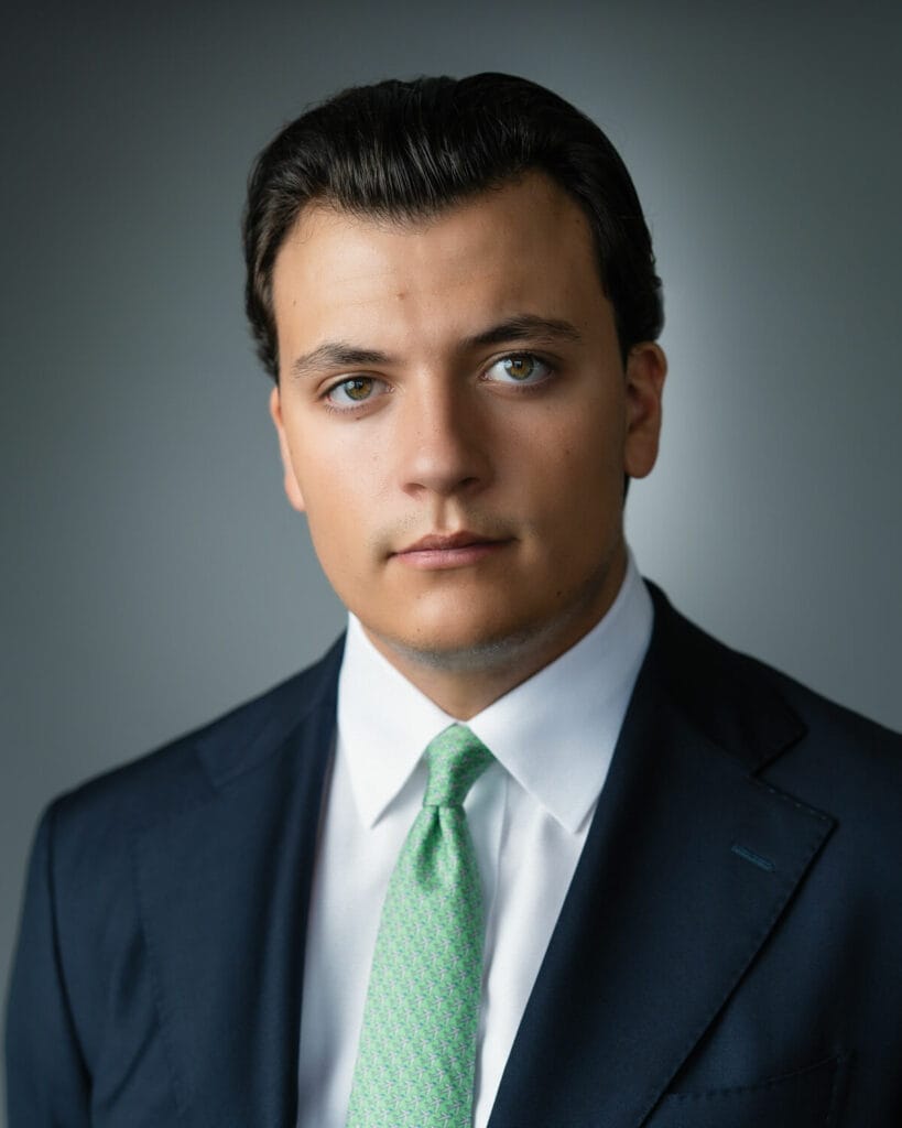 Portrait professionnel LinkedIn homme sur fond gris