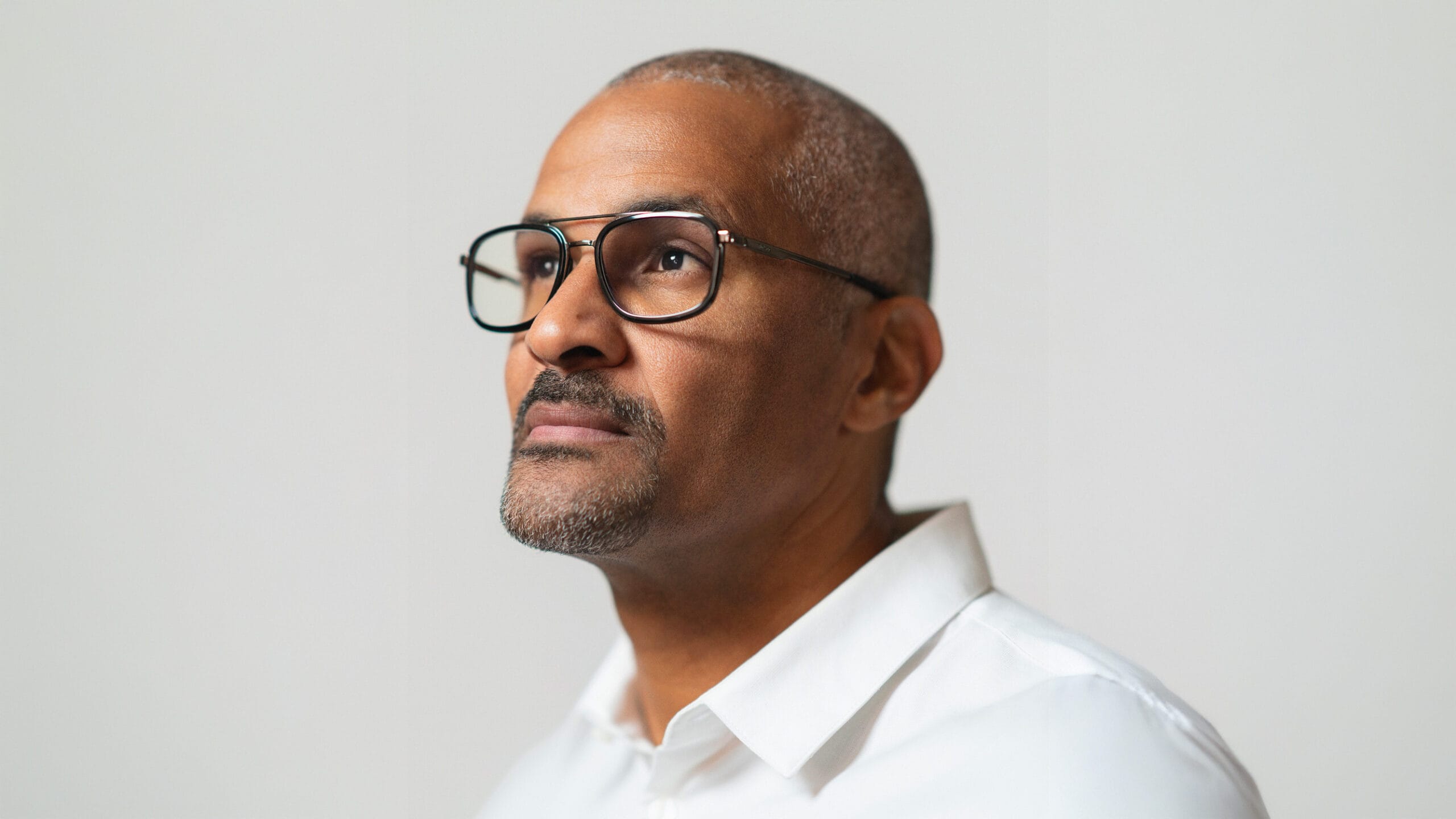 Portrait dirigeant entreprise Paris réalisé en studio mobile