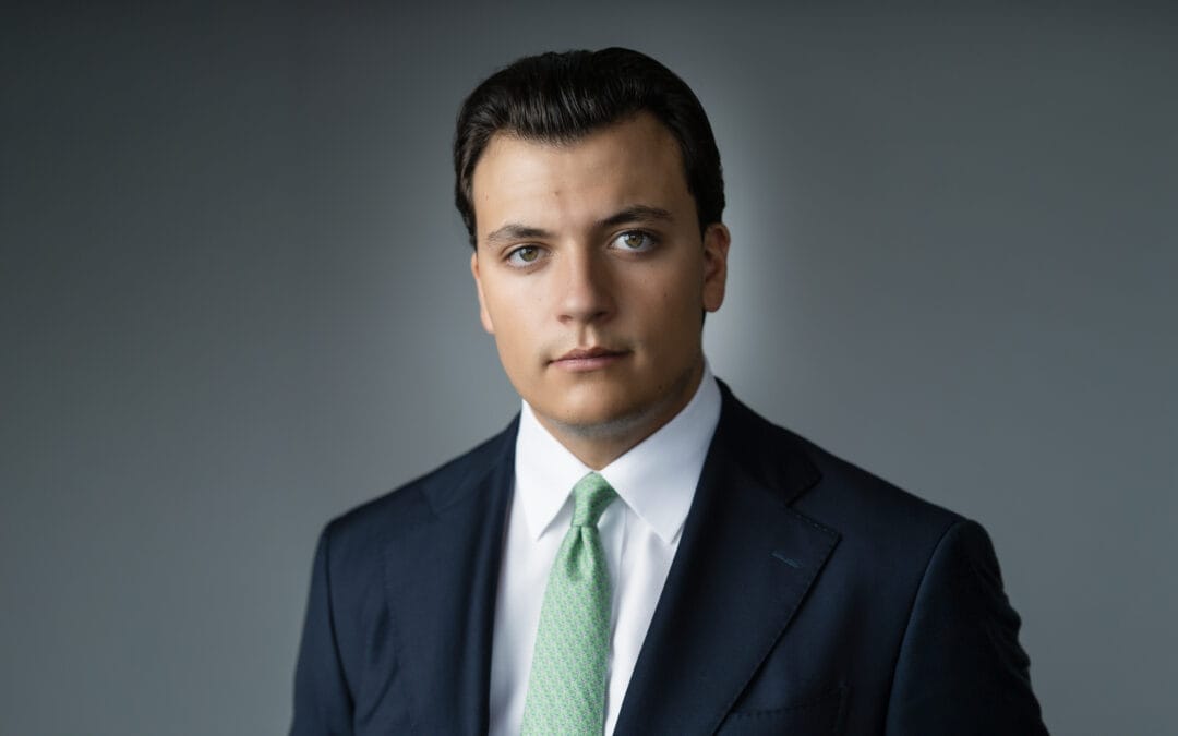 Photo de profil LinkedIn homme sur fond gris