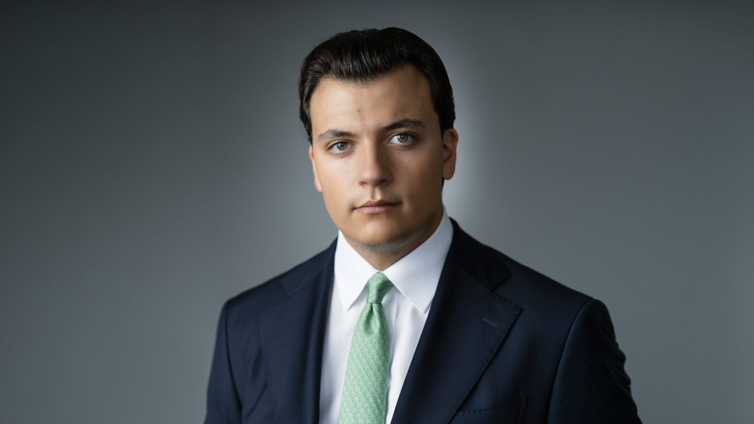 Photo de profil LinkedIn homme sur fond gris