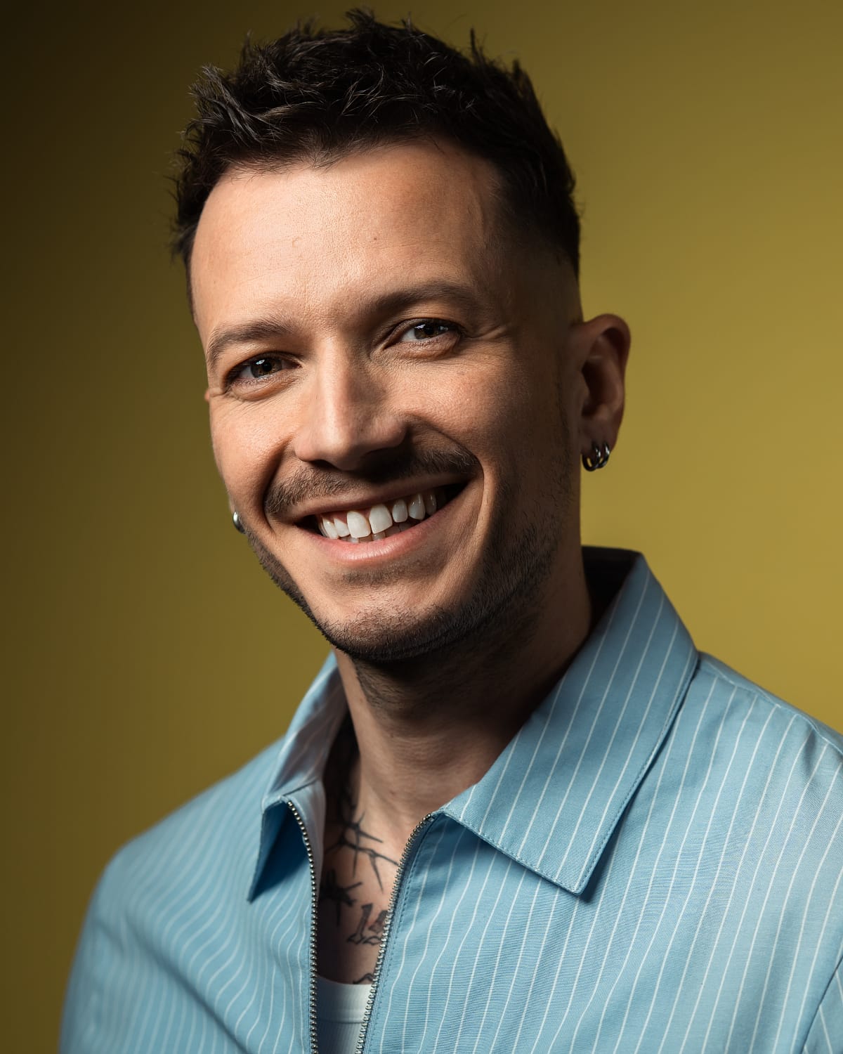 Photographe portrait homme souriant studio couleur